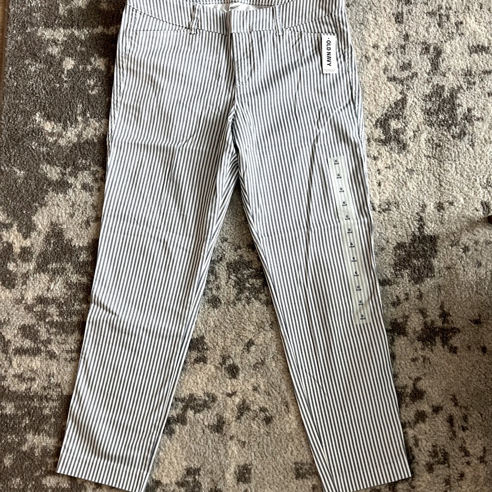 BRAND NEW WITH TAGS! Old Navy siankle length Pixie Pants.